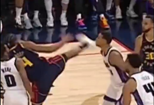  抬腳過高踢到了對(duì)手下巴！NBA官方：穆迪這一動(dòng)作被判1級(jí)惡犯